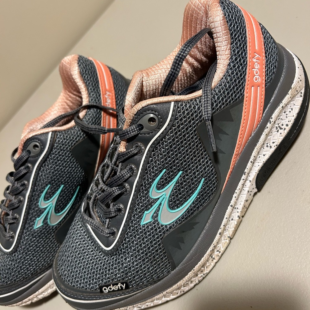 Gdefy sz 8 Comfort Fit walking sneaker